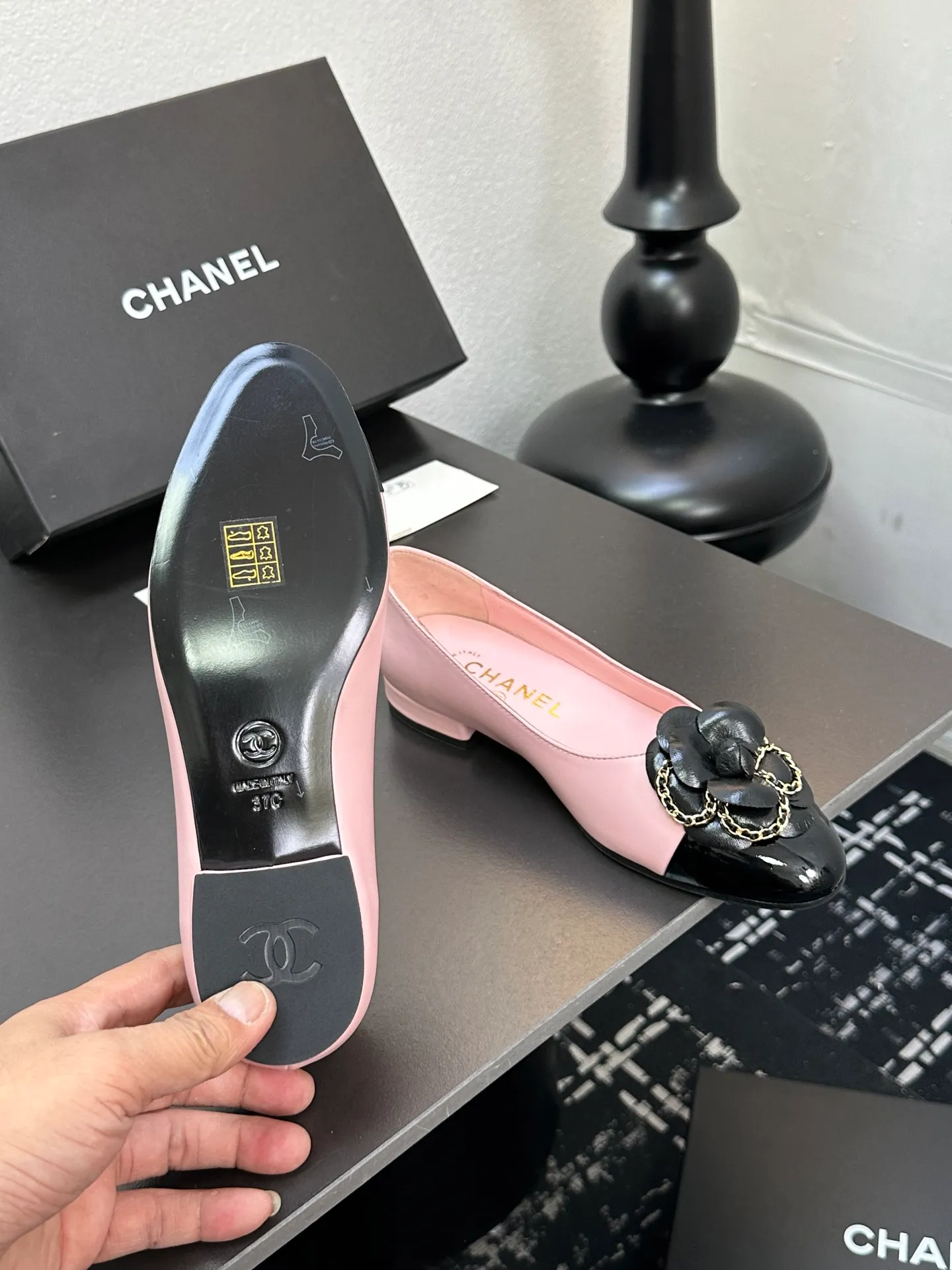 👟👟Ex-factory price 600👟👟 CHANEL｜Chanel Chanel 25C early spring new product Camellia series flat shoes This season’s Camellia series is really beautiful😍 Grandma Xiang’s family has always had the elegant and ladylike temperament, full of high-end sense! It’s very nice on the feet~ Whether worn barefoot or paired with skirts or trousers, it’s very versatile! Incomparably beautiful! Extraordinarily fairy 🧚 Overwhelmingly girly‼ ️ The upper is made of imported lambskin, the lining is made of mixed sheepskin, and the Italian A-grade leather outsole Size: 35-39 (40/41 customized)